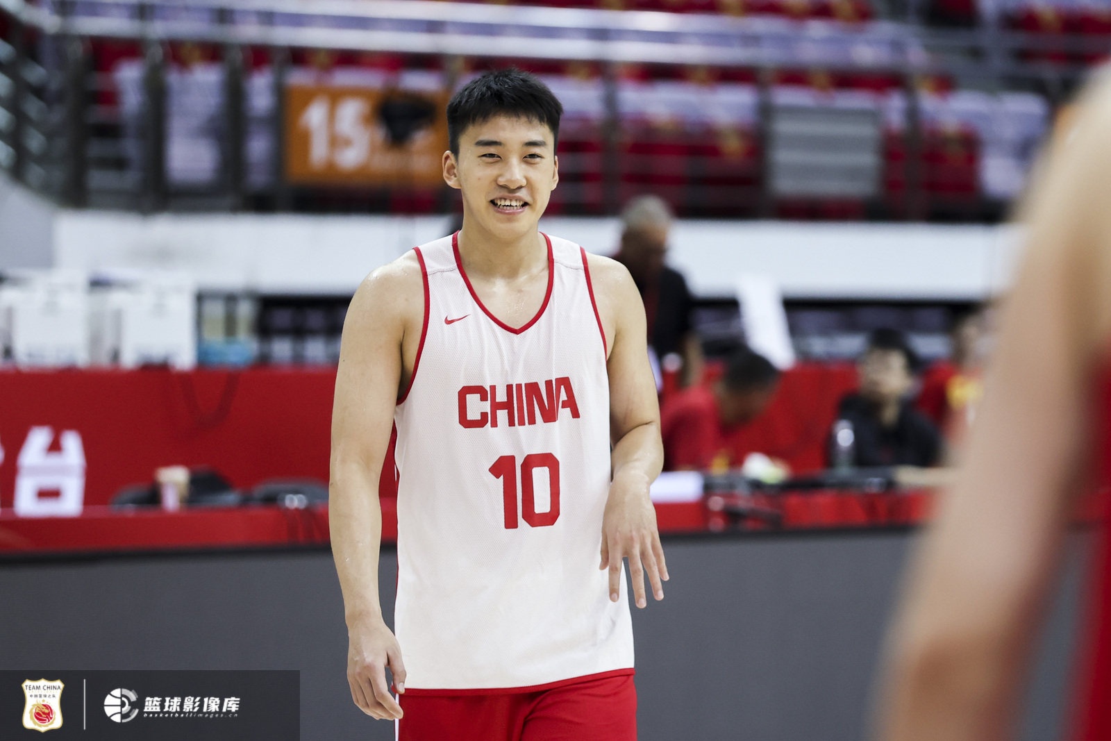 苏群:王俊杰宝藏男孩两次金鸡独立得分 中国队实战练兵破联防