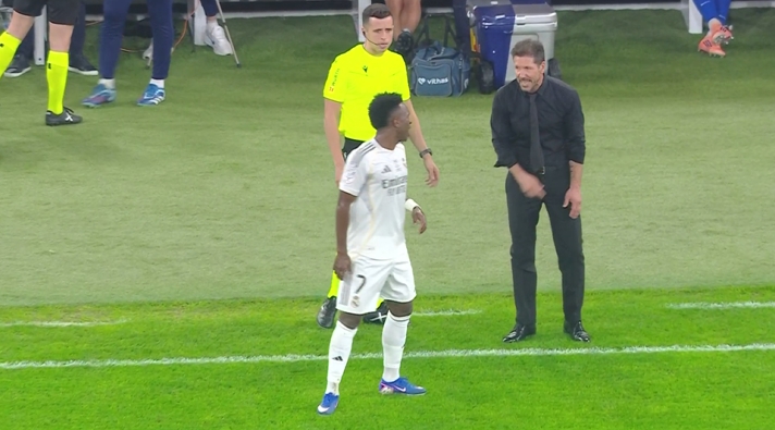 裁判报告谈维尼修斯和西蒙尼染黄：争论，但未达到侮辱或威胁程度