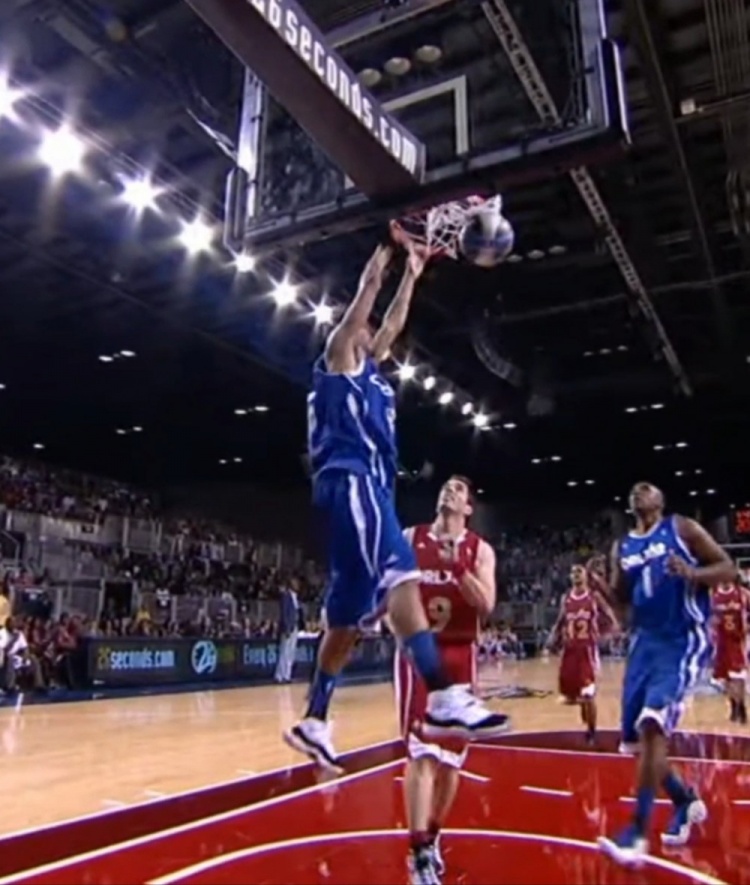 这弹跳什么水平？在2012年NBA名人赛中J.Cole完成双手空接扣篮